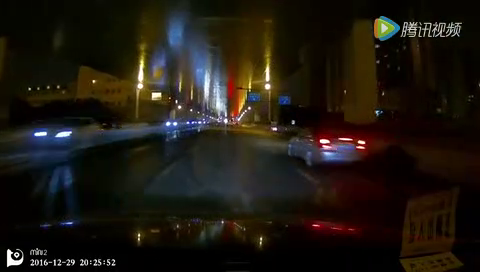 大意的代价 实拍超速轿车惨烈追尾SUV