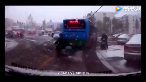 电动车毫无顾忌冲向逆行道，他还以为没人敢撞他！