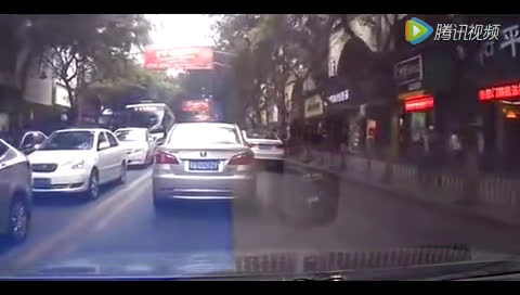 出租车加塞不成强行别车，太气愤了！  ​