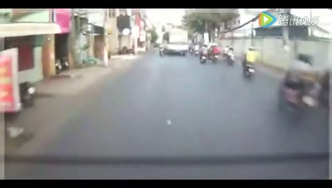 电动车故意挡道不让大巴，被忍无可忍的大巴司机收拾