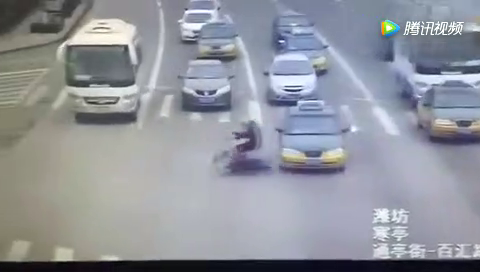 害人又害己，实拍电动车闯红灯惨遭碾压身亡！