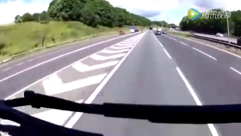小车3次抢道重型卡车，大车司机被惹怒瞬间！