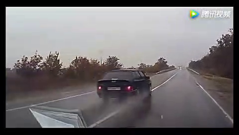 路滑轿车失控瞬间，直冲卡车底部