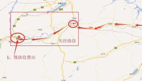 驰车高速失控狂奔 车速120闯收费站