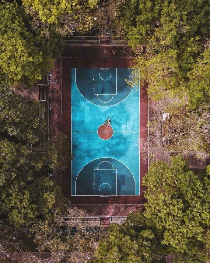 俯瞰篮球场,留下了多少人的汗水和青春?