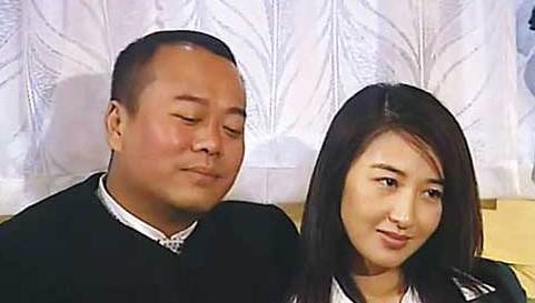 他是TVB的大红人，娶了身价80亿的老婆，如今57岁后悔了