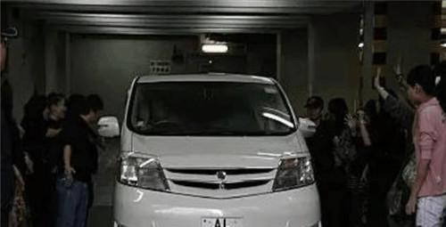 他给汶川捐赠五千万, 座驾却低调舒适, 号牌是粉丝赠送