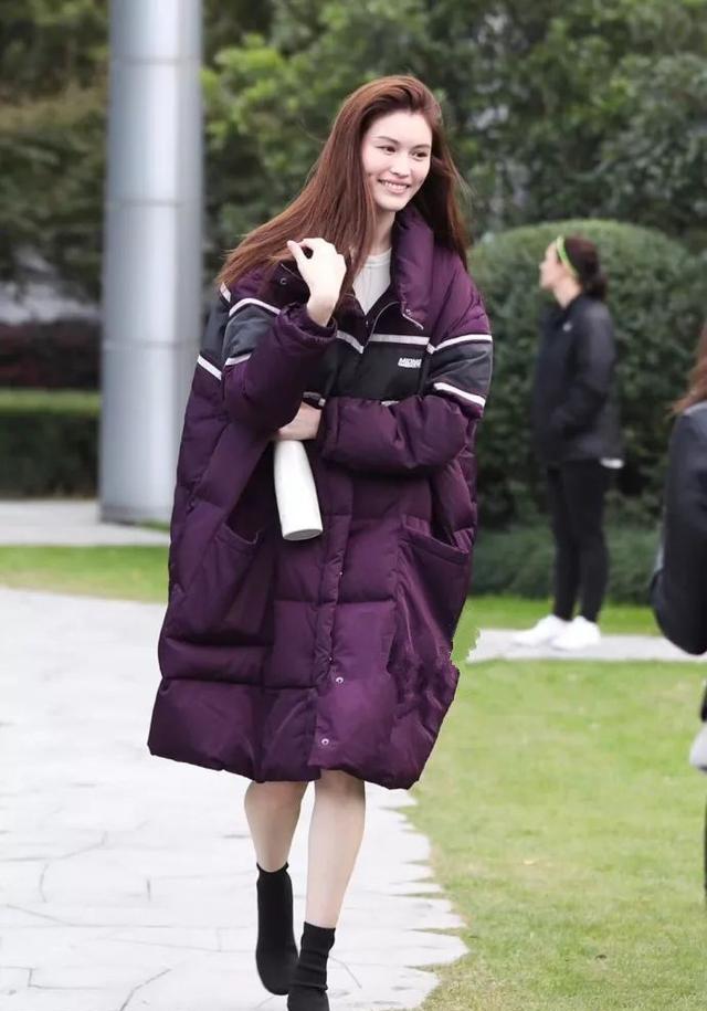 明星都在撞衫,杨幂陈伟霆同款羽绒服她们也在