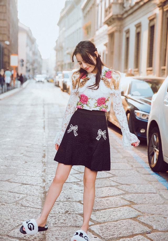 迪丽热巴的一双萌脚丫都能被赞上热搜, 一件上衣穿出风尘仆仆