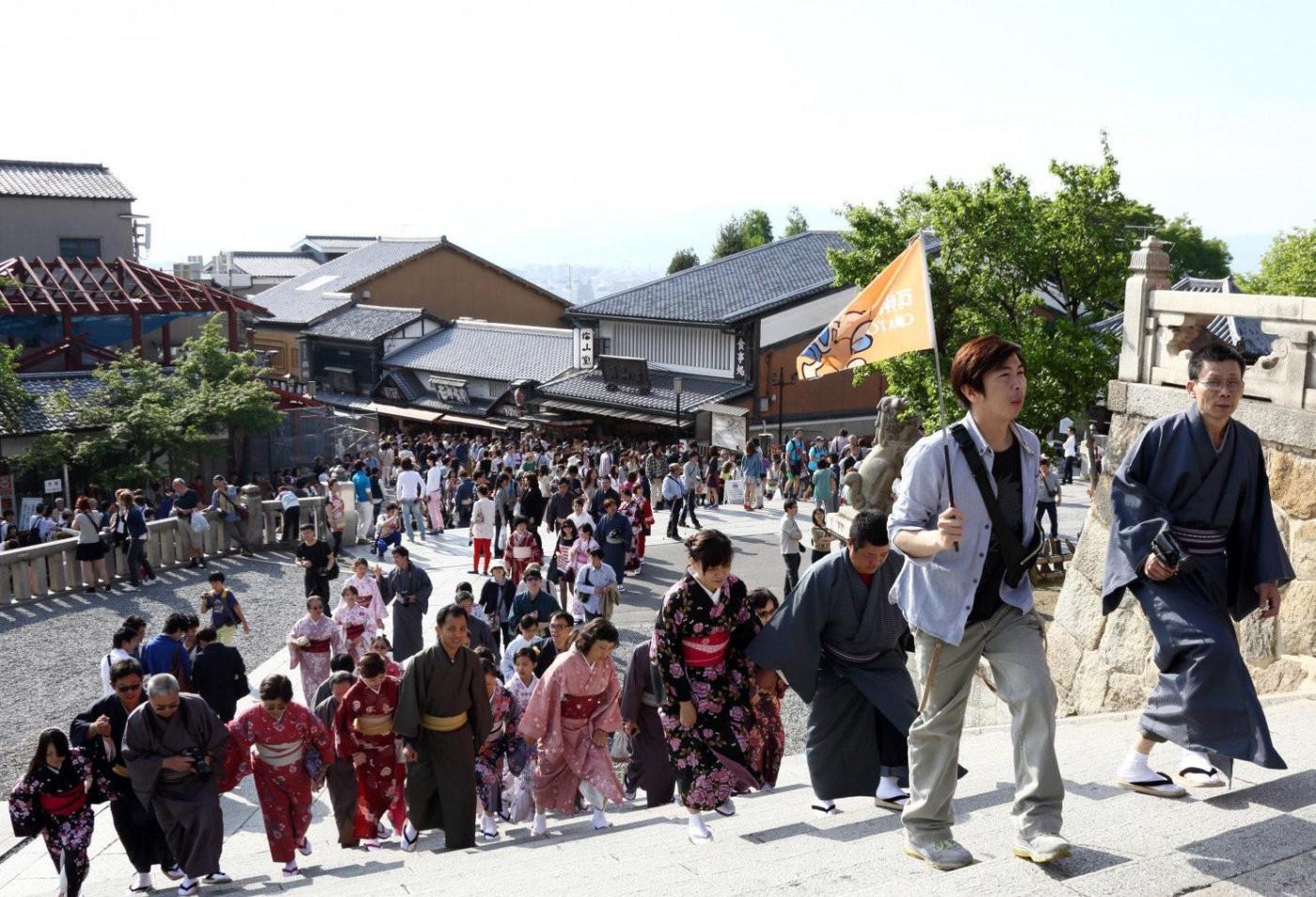 去日本旅游人数突然暴涨, 中国游客竟排第一, 然而日本并不领情!