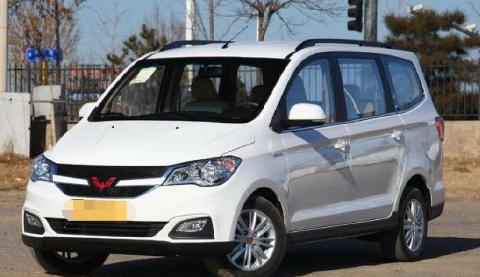 适合家用的两款：外观有面空间大，同卖6万，宝骏和五菱选谁