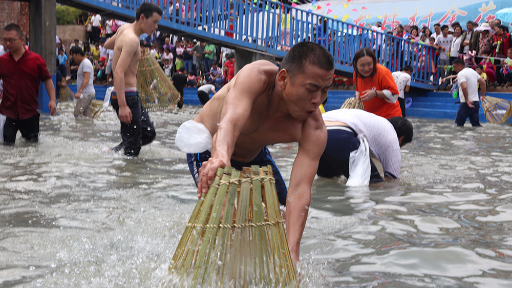 徒手抓鱼技巧 禁渔期捕鱼处罚规定