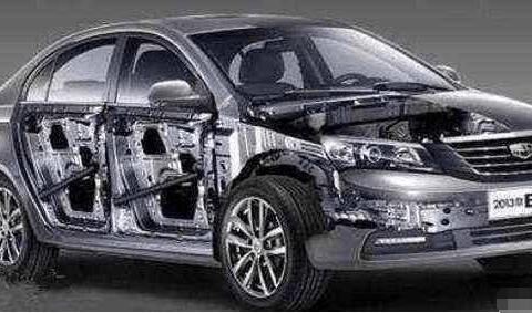 吉利6万的轿车被大货车压扁，路人纷纷为国产车点赞，因为人没事