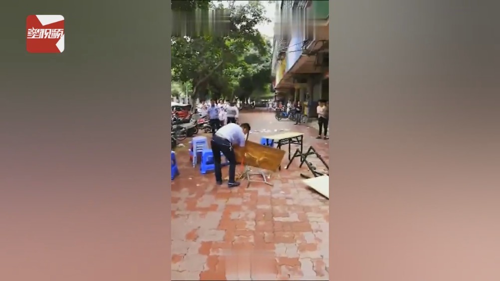 城管抡铁锤打砸桌椅,用餐学生惊吓后退
