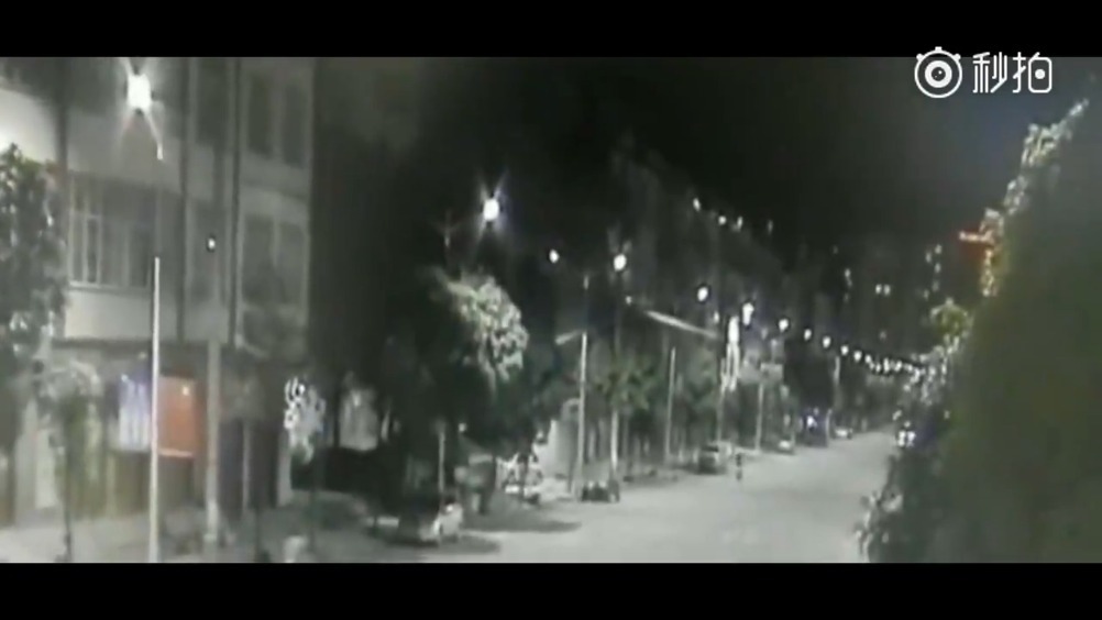 汽车 全球汽车 安全警示，司机将电动车撞飞后，加速逃离现场了  ​