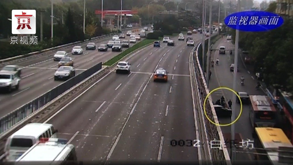 汽车司机掉头转弯忽视路况，与电动车司机发生剐撞