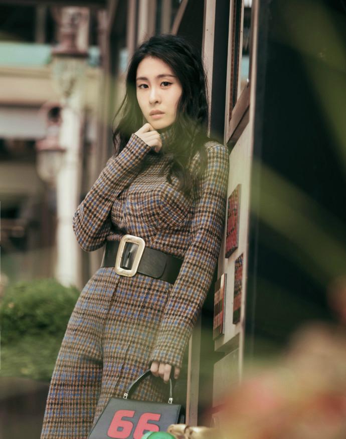 这衣服估计也就很瘦的张碧晨能穿 微胖的妹子别试了 丑!