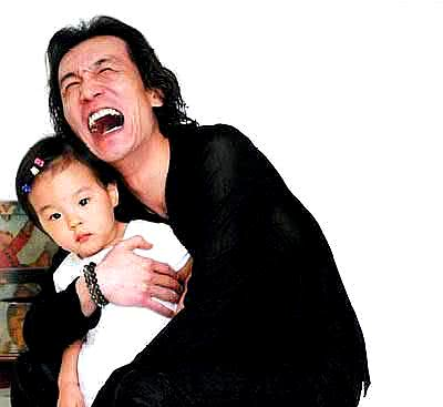 已故央视主持人李咏和妻子女儿的温馨全家福照，第一张照片太开心