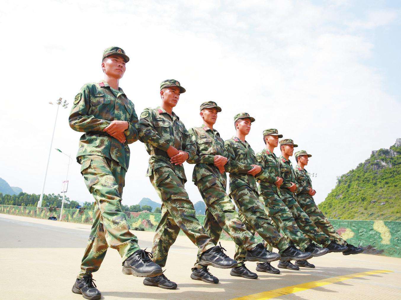 原来大学当兵和高中生当兵区别这么大!看完我