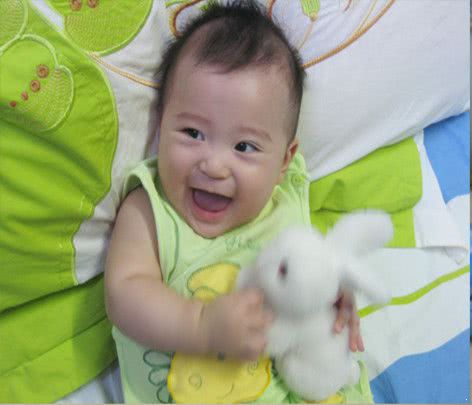 3个月的宝宝频繁要吃奶,真的只是饿了?这3个原