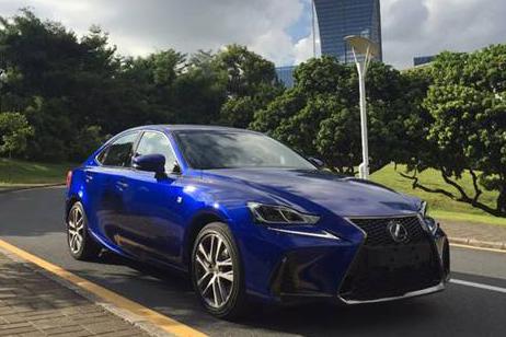 丰田最美轿跑，比宝马3系还漂亮，2.0T加7气囊，比奔驰C级还厚道