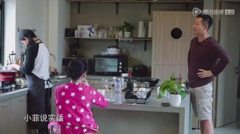 小S上综艺行李包好简陋，蓝色布包用了12年，连姐夫都看不下去了