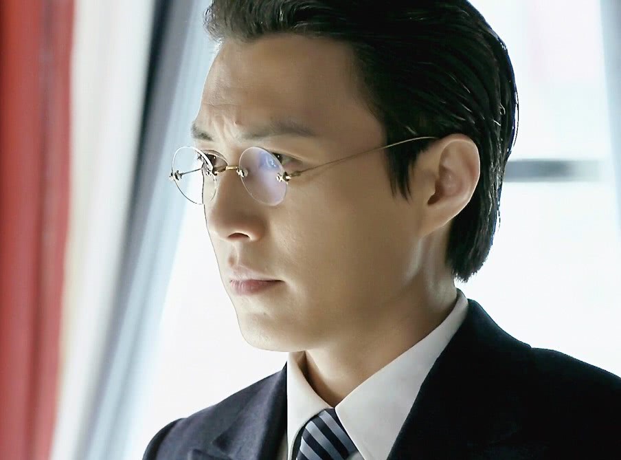 是曝光自己增加名气,还是安安稳稳磨炼演技,靳