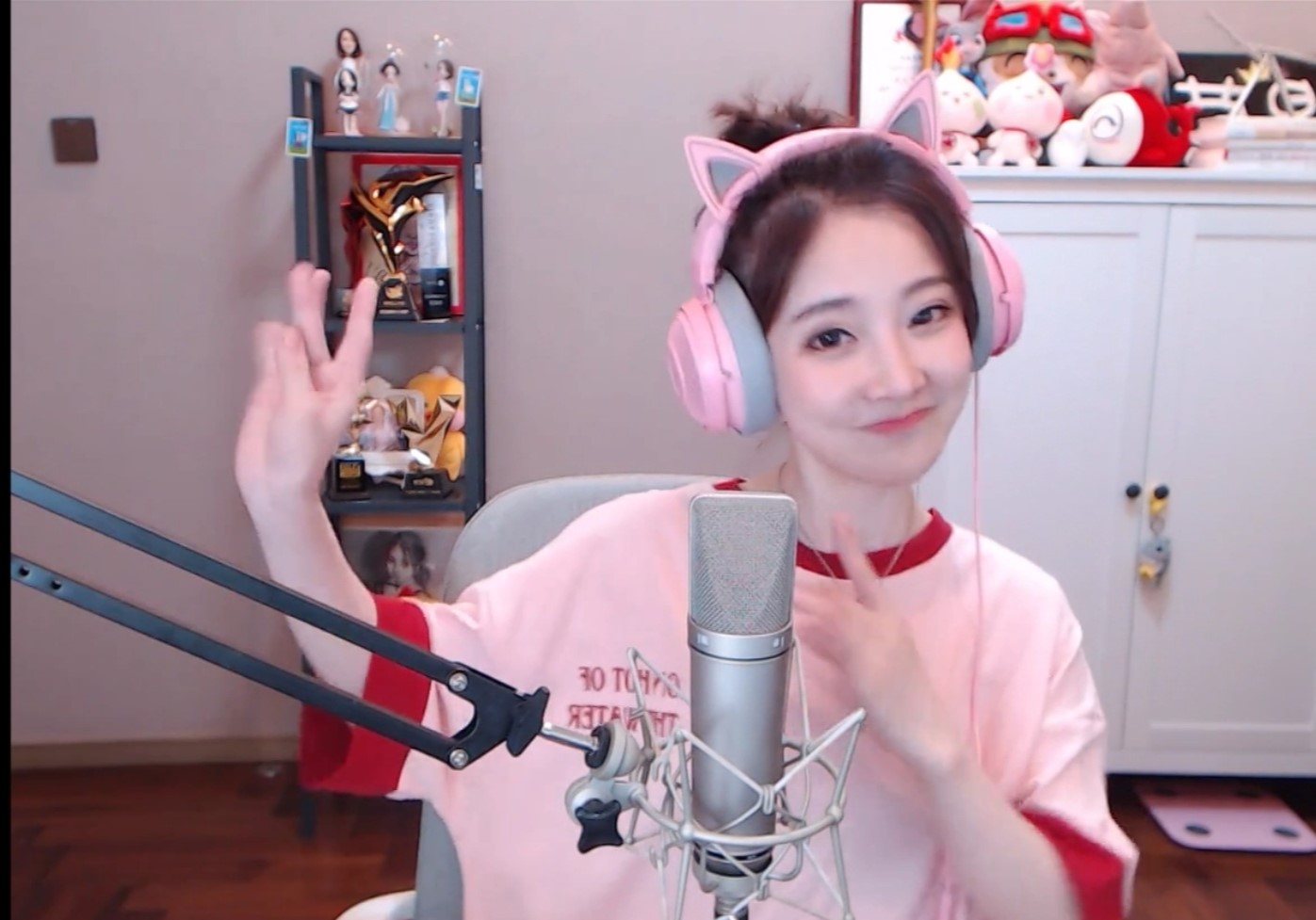 当91年的冯提莫碰到杨超越, 网友: 终于知道什