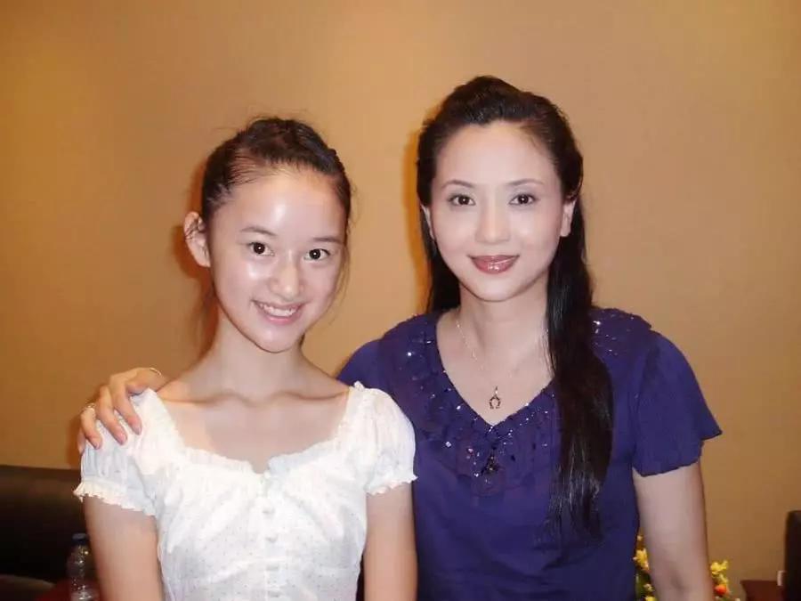 52岁陶慧敏近照曝光！曾为老公守寡10年，如今伴女儿美美出嫁