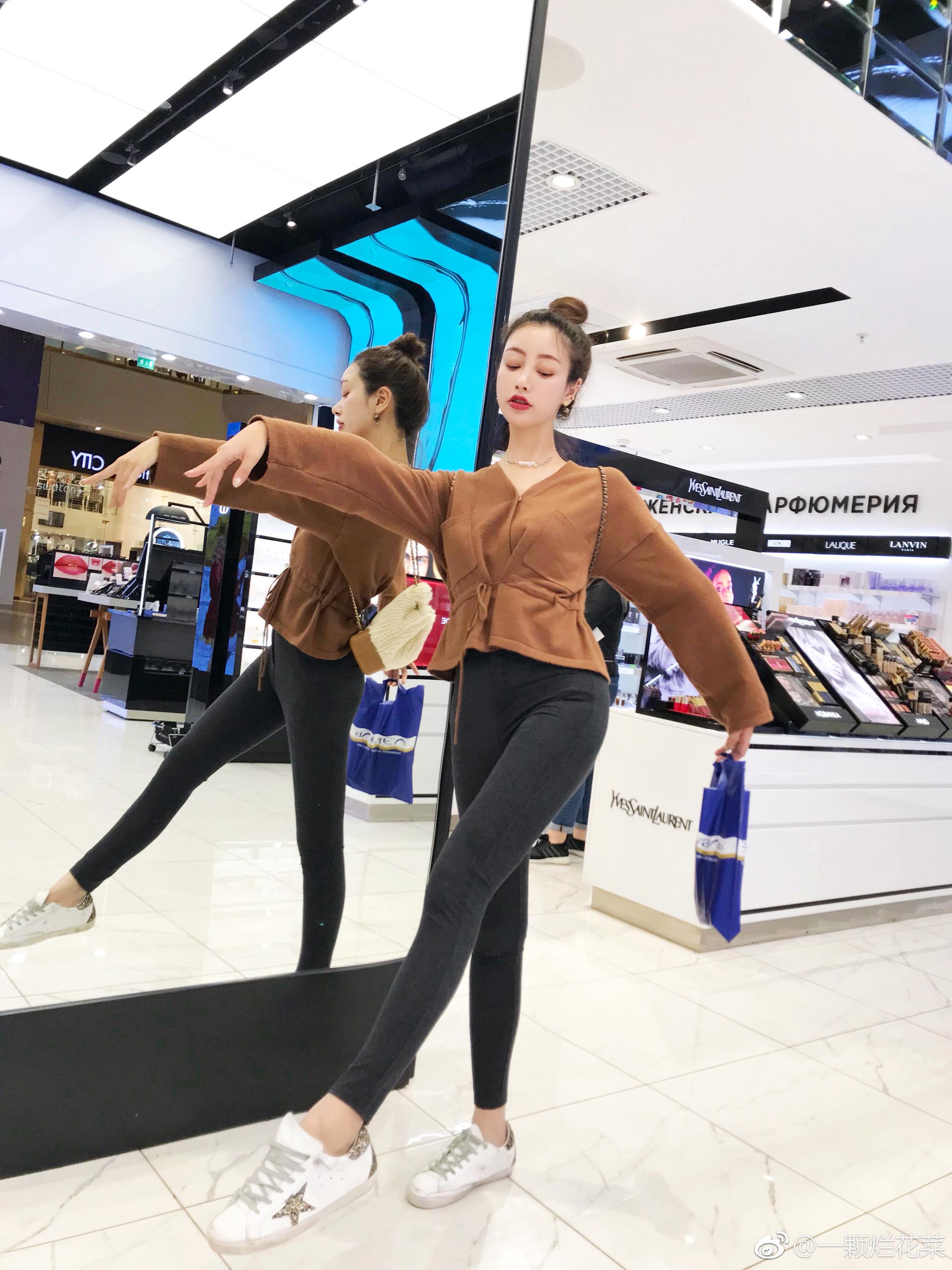 俄罗斯的化妆品便宜的我们几个在化妆品店里连