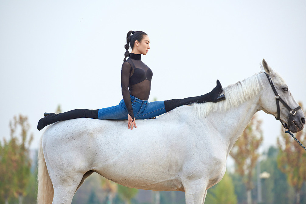 “柔术女王”刘藤马背上大秀高难度动作 网友:喵星人看了都颤抖