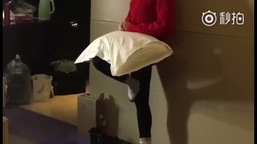 还有这种操作?江疏影单腿独立用枕头为自己打光!