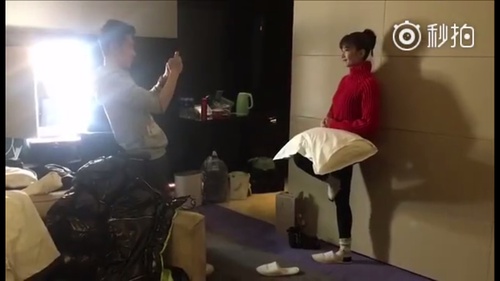 还有这种操作?江疏影单腿独立用枕头为自己打光!