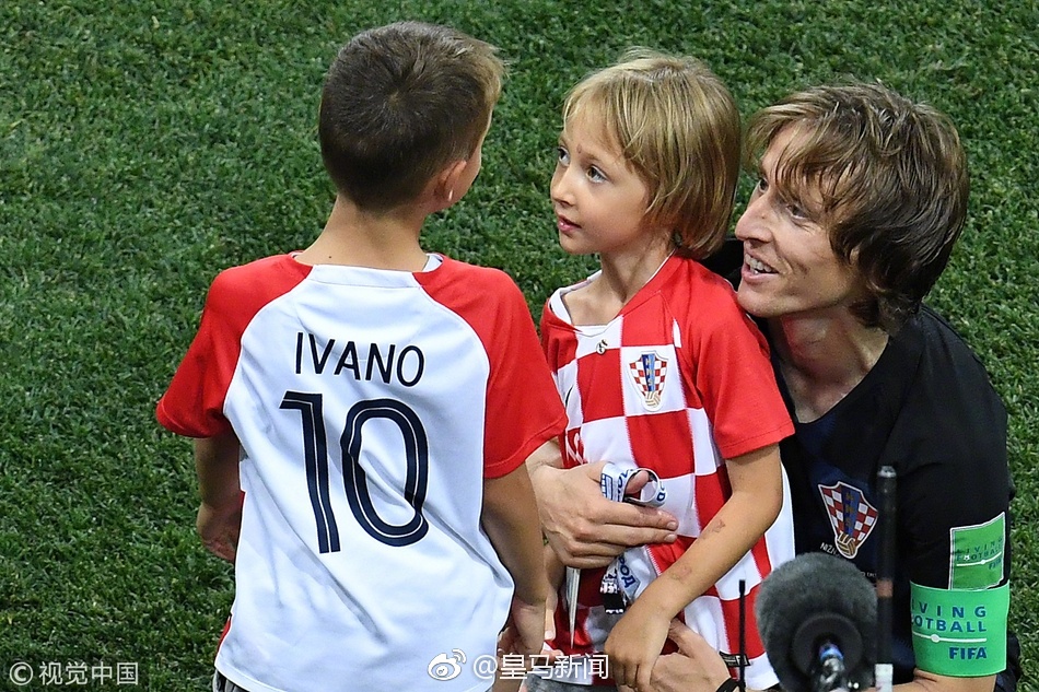 莫德里奇跟两个孩子庆祝晋级,科瓦契奇跟魔笛的孩子玩得很开心啊