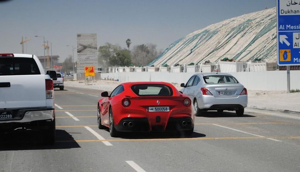 这里的人平均年入60万,骆驼上下来,上的车就是