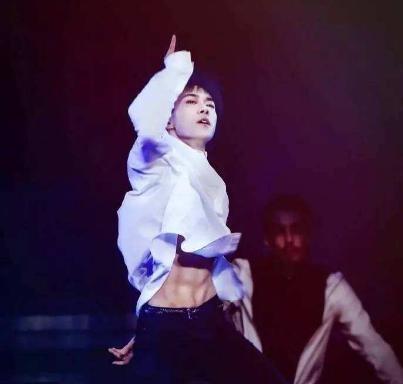 易烊千玺最性感的三张照片,网友喊话王源露一个!