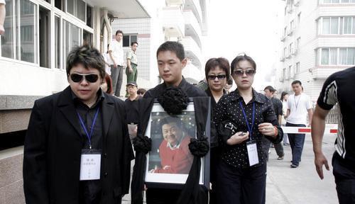 傅彪42岁肝癌去世,冯小刚为其还债200万,14岁