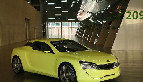 起亚平价双门跑车，内饰全天鹅绒包裹，30万足够撩妹！