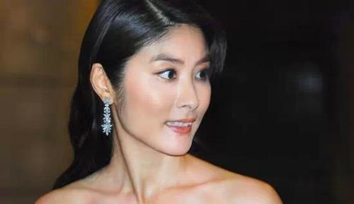 娱乐圈黑暗到成龙都怕, 这位女星却没人敢动, 只