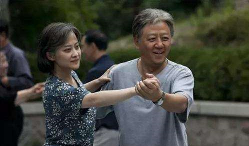 梅婷前夫出轨被砍断脚筋，梅婷二婚生活难自理，身材却如少女模样
