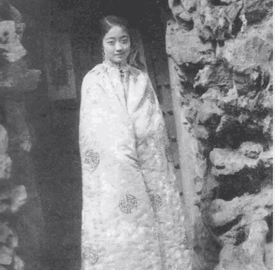 九张图片揭示婉容与文绣的真实面貌, 最后一张可以看出婉容很不幸