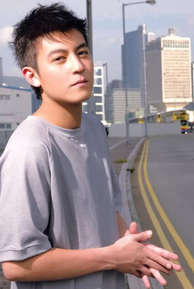 这些香港男星现在是中年油腻男,可年轻时颜值都帅出了