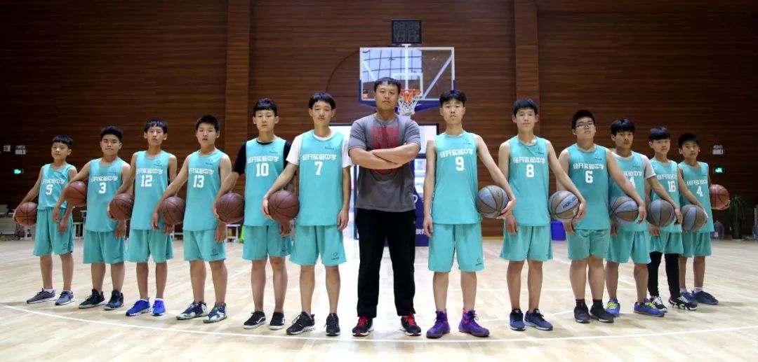 郑州经开区实验中学篮球队荣获2018年郑州市