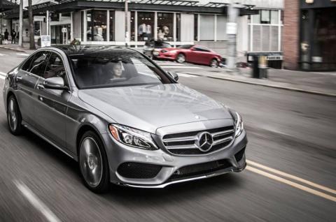 奔驰C级换发动机还换标，可让人又爱又恨，为啥？