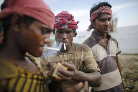 印度工人工作危险度高 工资低不存钱喜欢找姑