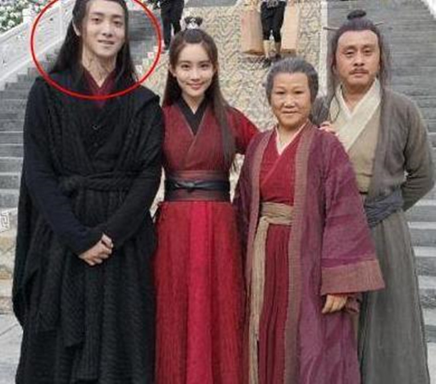 《陈情令》悄无声息杀青，合照孟子义表情僵硬，肖战王一博笑开怀