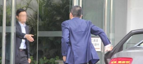 香港最有钱的富二代, 一辆奥迪用了12年, 为女友换了一辆保时捷