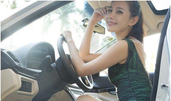 新手女司机, 第一次开车上路尴尬了, 老司机帮帮她