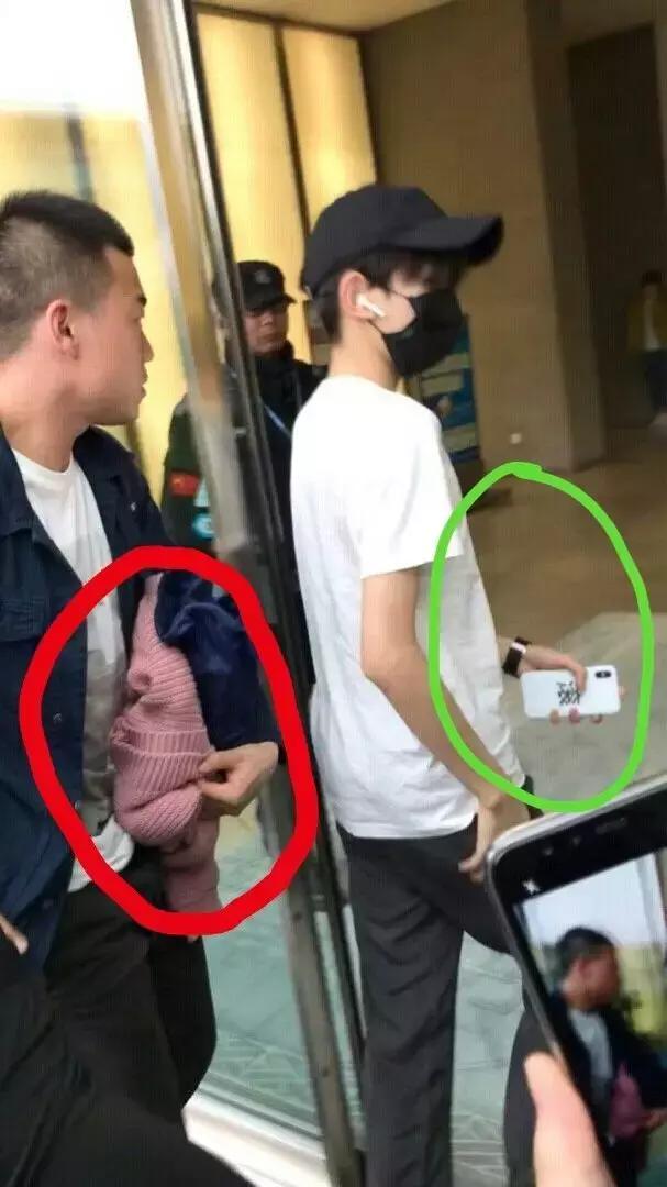 什么，王源竟然用滚床单版情侣手机壳?