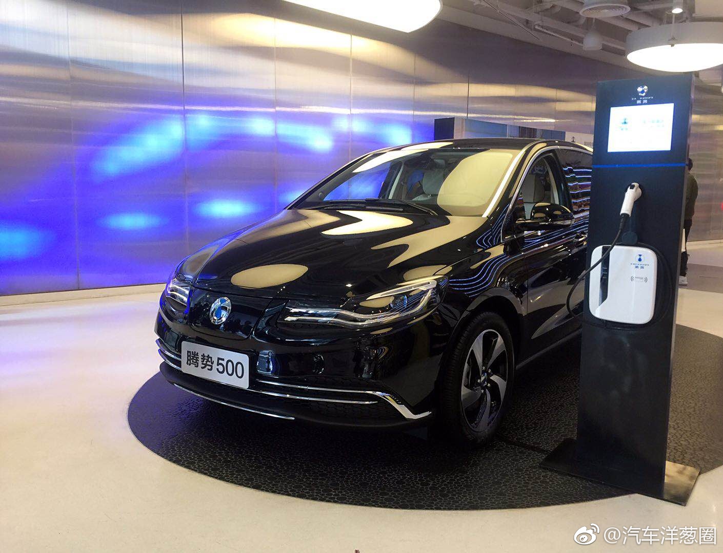 就在今天，全新的腾势500正式上市！共推出时尚版和荣耀版两款车型